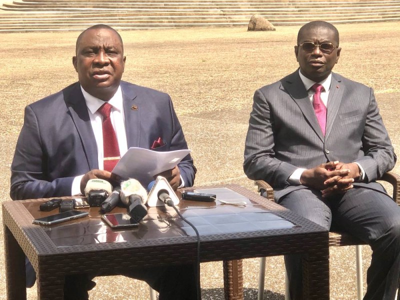 Kobenan Kouassi Adjoumani et des cadres catholiques du Rhdp comme Anoblé Félix  à sa gauche, ont dénoncé la déclaration du cardinal Jean-Pierre Kutwa sur la candidature du Président Ouattara.(DR)