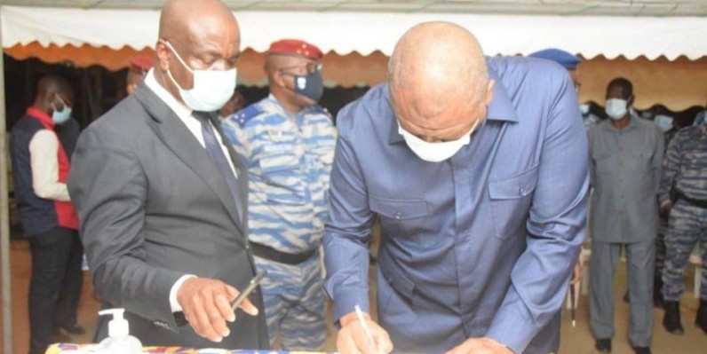 Le Premier ministre Hamed Bakayoko signant le livre de condoléances. (DR)