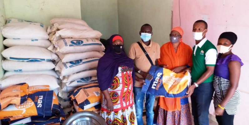 Une remise symbolique d'intrants aux exploitants. (DR)