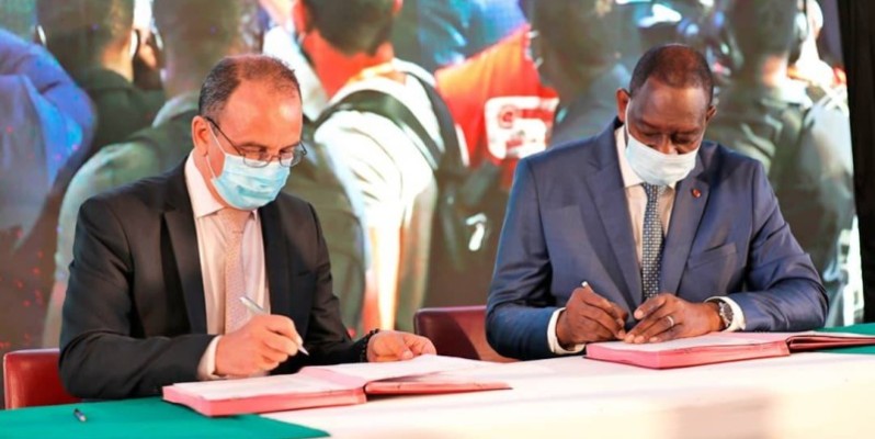 Le ministre Gaoussou Touré (à droite), lors de la signature du protocole d'accord. (DR)
