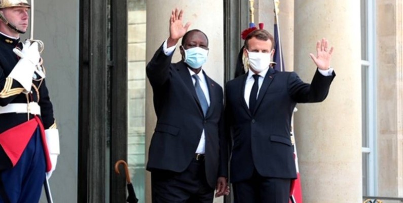 Les Présidents Alassane Ouattara et Emmanuel Macron. (DR)