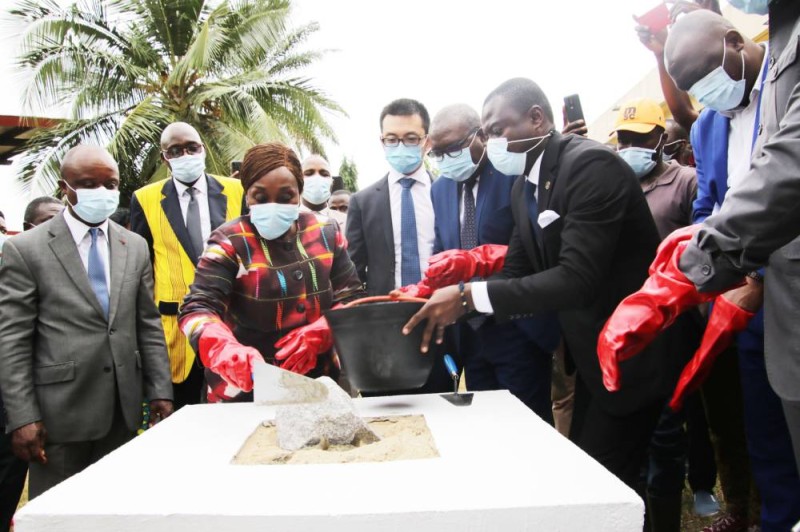 


 La ministre Raymonde Goudou-Coffie posant la première pierre du projet de réhabilitation. (photos : dr)