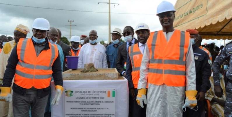 Kouassi Adjoumani et Moussa Sanogo sur le site du projet à Koro. (Photos : DR)