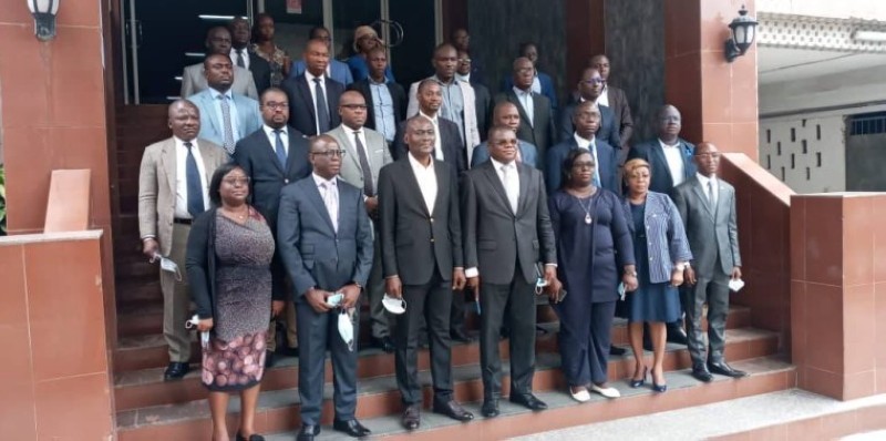 Photo de famille des participants au séminaire après la cérémonie d'ouverture. (Dr)