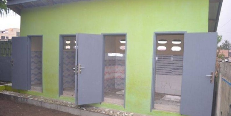Des latrines dans une école à Abidjan. (DR)