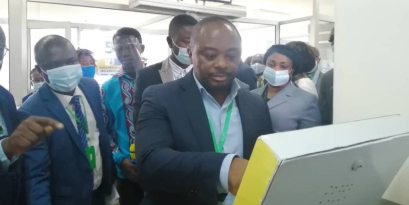 Le maire de la commune, Dr Emmou Sylvestre, testant le nouvel appareil. (DR)
