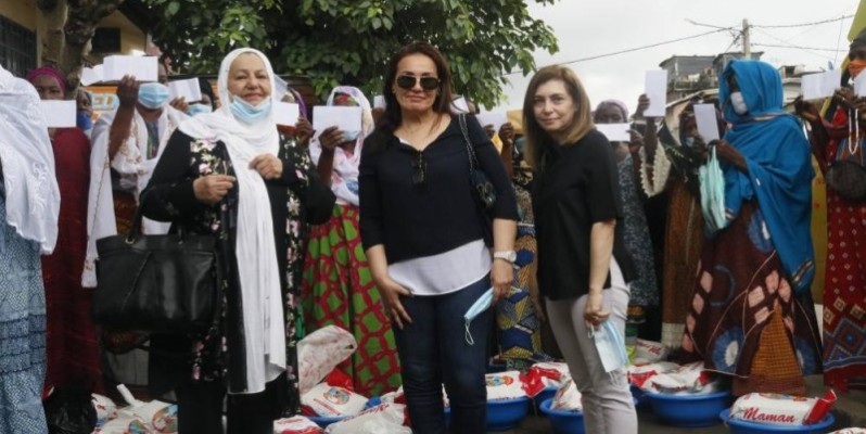 Des membres de l'association "El Zahraa posent avec des femmes d'Attécoubé. (DR)