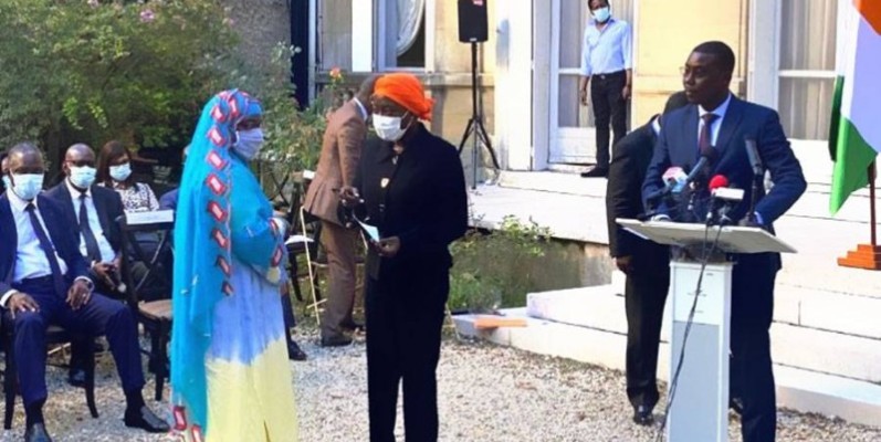 La ministre Mariatou Koné remettant le chèque d'une victime. (DR)