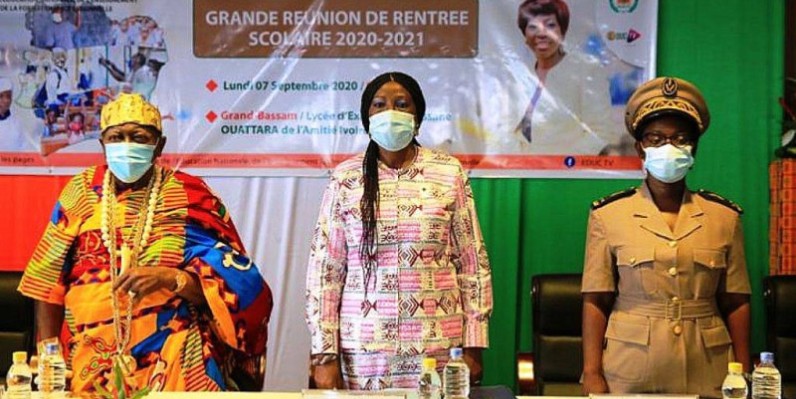 La ministre Kandia Camara (au milieu) rassure les partenaires sociaux. (DR)
