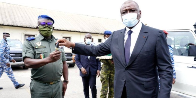 Le Premier ministre Hamed Bakayoko remettant les clés des véhicules. (DR)