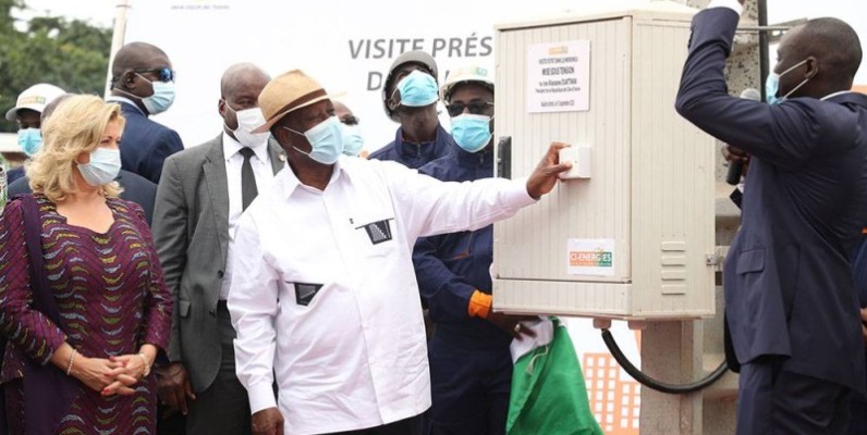 Alassane Ouattara procédant à la mise sous tension. (DR)