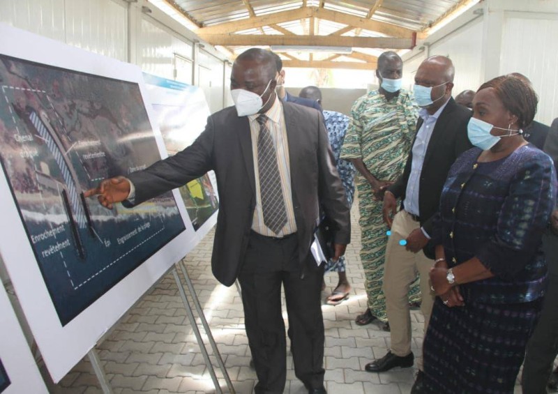 La ministre se fait expliquer les chantiers de Grand-Bassam (DR)