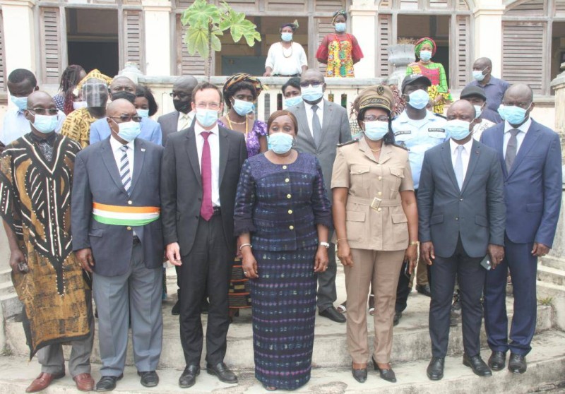 Photo de famille, la ministre et les autorités de Grand-Bassam (DR)