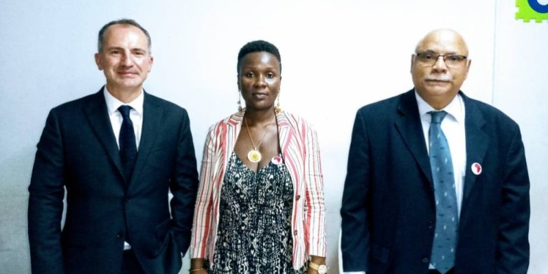 Assa Diomandé, présidente élue de l'Opeaci, encadrée par le Pr Rith Adjoua Pascal (à droite) et Thierry Hassoun de Med-el.