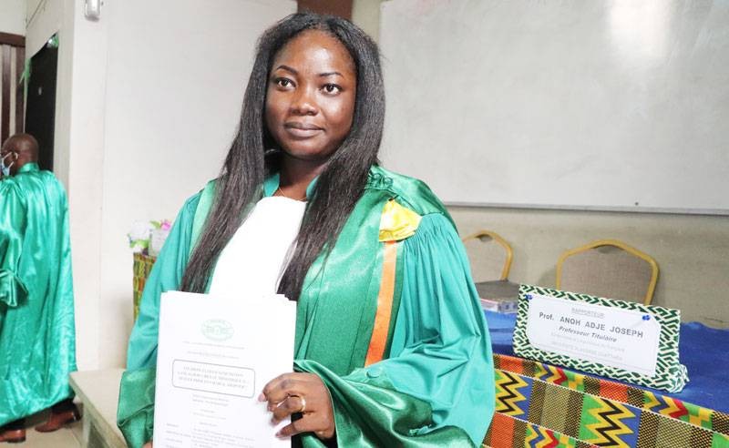 Le Docteur Ehoussou Gnamien Yao Sabine tenant sa thèse. (Dr)