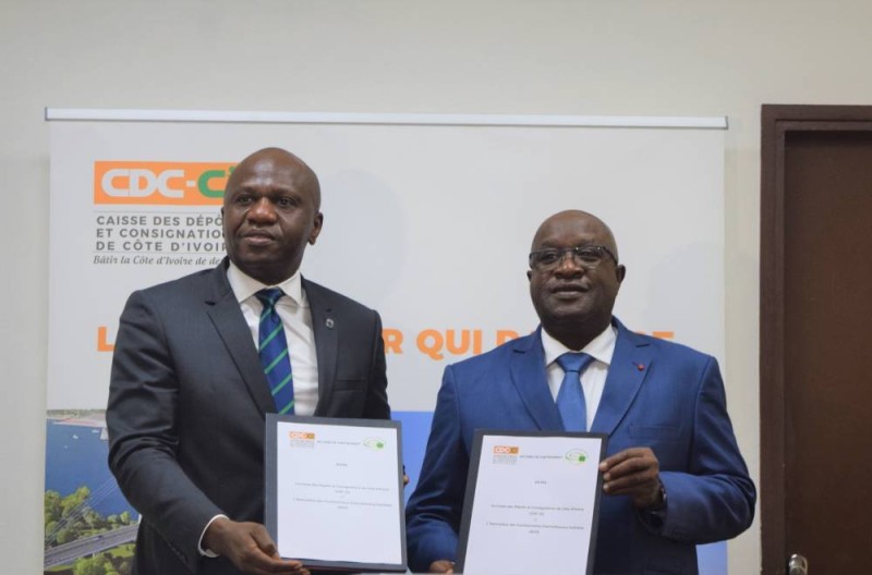 Lassina Fofana (DG de la Cdc-Ci) et Abou Bamba (président de l’AF2I) ont signé une convention pour lancer un produit d’épargne dénommé « CDC épargne diaspora ».