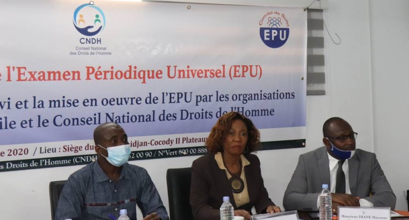 Dr Kadjo, vice présidente du CNDH (au centre) encadré par le Secrétaire général du conseil (à sa gauche) et Drissa Soulama, du comité de suivi de l’EPU