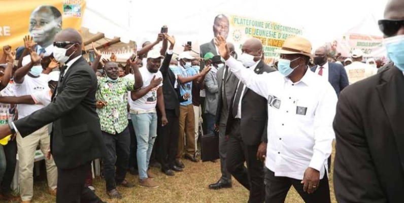 Alassane Ouattara, le Président de la République saluant les populations de M'Batto. (DR)
