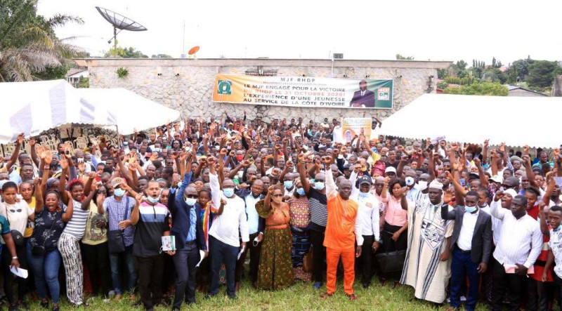 Konan Julien, le président du Mjf-Rhdp (en orange-blanc) et son staff prêts à quadriller le terrain pour la victoire de leur candidat à ce scrutin présidentiel.