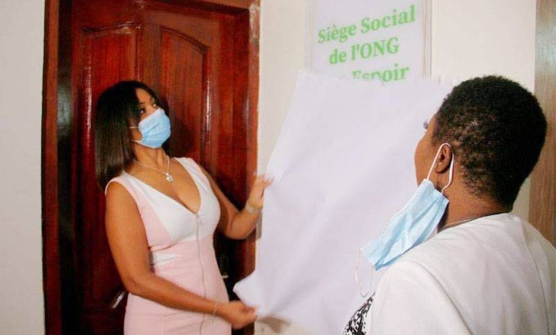 Sonia Boguifo, la marraine et généreuse donatrice, procède à l’inauguration. (DR)