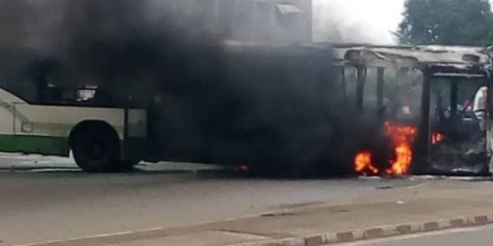 Un autobus incendié ce lundi à Yopougon. (Dr)