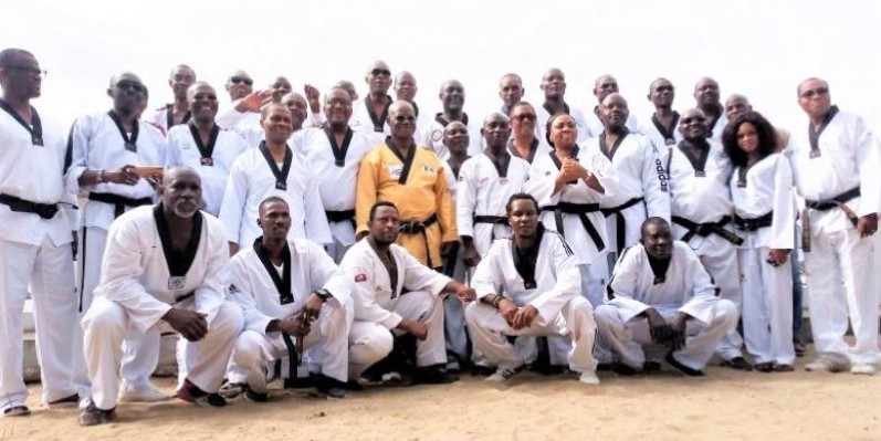 Le Grand maître Lucien Kraidy (CN 7e Dan) entouré de ses disciples. (DR)