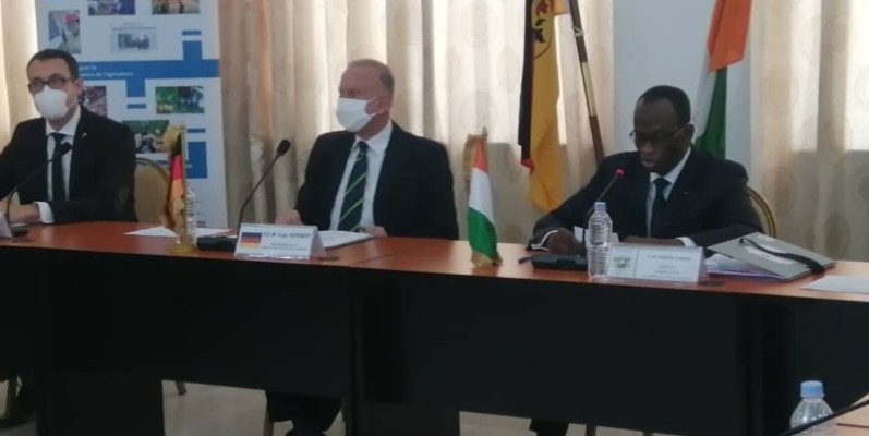 L’ambassadeur d’Allemagne (au centre) et le secrétaire général du ministère des Affaires étrangères ont salué l’excellent rapport entre Berlin et Abidjan.(DR)