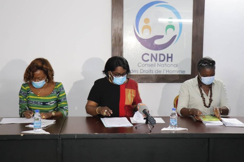 La présidente du CNDH encadré par la Vice-président (à g) et la Représentante-Résident de Onu-femmes (DR)