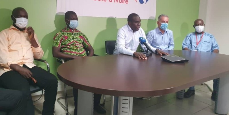 Pascal Bordeaux, directeur général de Cfao Retail (2è à partir de la droite), se réjouit de la reprise des discussions avec les partenaires sociaux. (DR