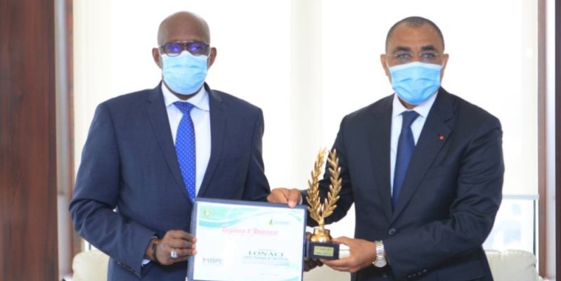 Le ministre Adama Coulibaly (à droite) a félicité le directeur général de la Lonaci et son équipe. (DR)