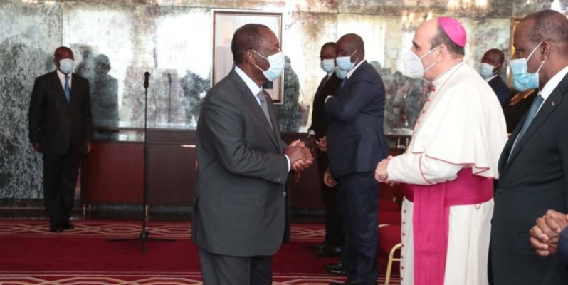 Le Président Alassane Ouattara saluant le Nonce Apostolique Paolo Borgia. (DR)