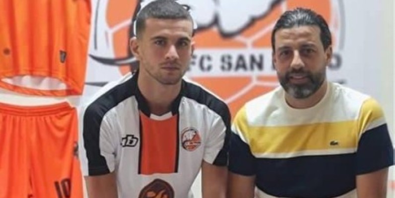 Medded Youssef (à gauche) en compagnie de Jani Tarek, l'entraîneur du FC San Pedro. (DR)