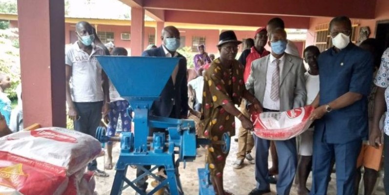 Michel Koffi Benoit (à droite) et Alloboué Ozé remettant un échantillon du don au chef Blaise Yatté. (DR)