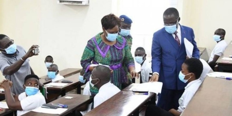 Le ministre en charge de la Santé, Dr Aka Aouélé s'assurant du bon déroulement des examens, en présence  de la directrice de l'Infas. (DR)