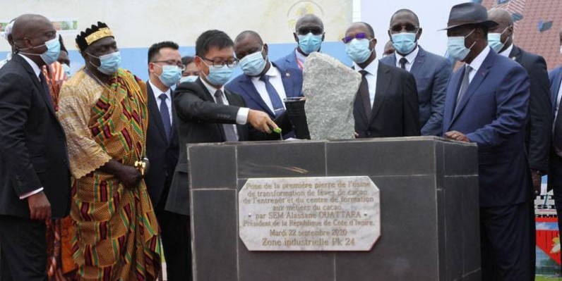  Le Président Ouattara donnant le premier coup de truelle marquant le début de construction du complexe. (Joséphine Kouadio)