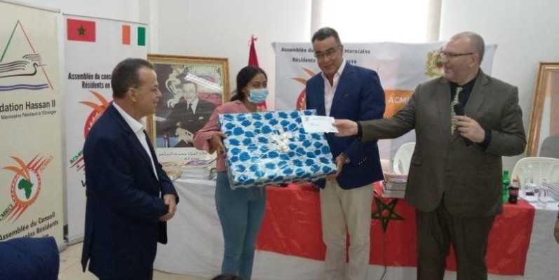 L’ambassadeur Abdelmalek Kettani remettant un lot à une nouvelle bachelière. (DR)