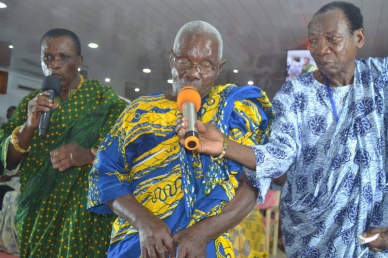 Le patriarche Adjé Assagou faisant des bénédictions pour la paix en Côte d'Ivoire. (DR)
