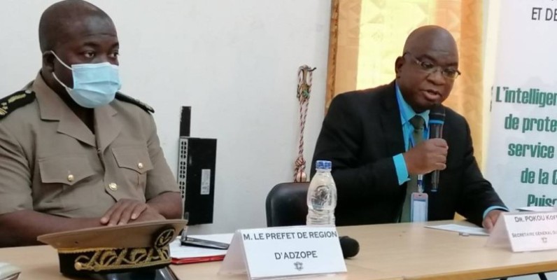 Le préfet de région d'Adzopé (à gauche) et Le Secrétaire général du Bureau national de prospective et de veille stratégique, Dr Pokou Koffi (à droite). (DR)