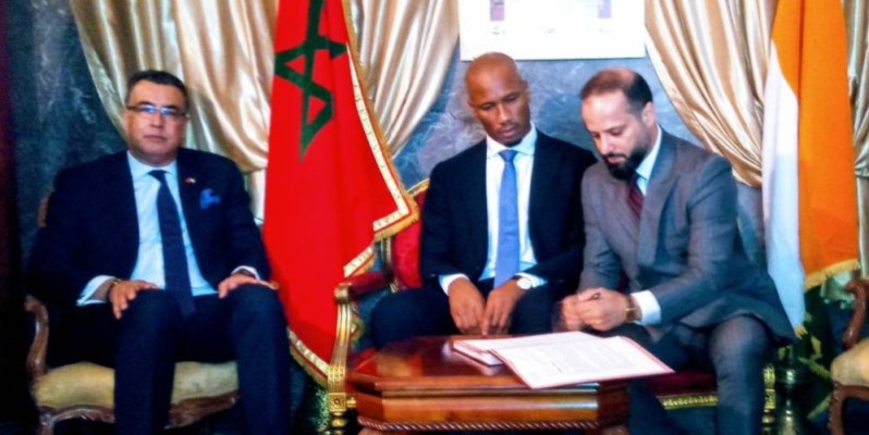 Didier Drogba (au centre) et Mohamed Dag Dag ont paraphé les documents en présence de l'ambassadeur du royaume du Maroc en Côte d'Ivoire (extrême gauche).(DR)