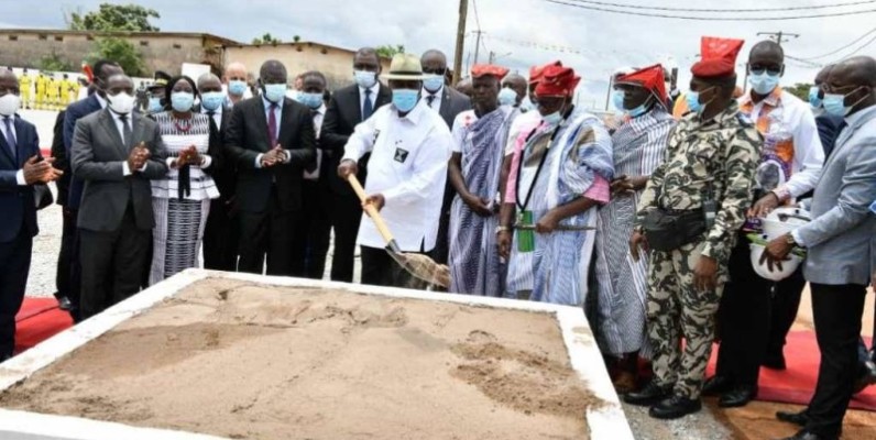 Le Chef de l’État, Alassane Ouattara, lançant les travaux de bitumage de l'axe Sinfra-Bouaflé. (DR)