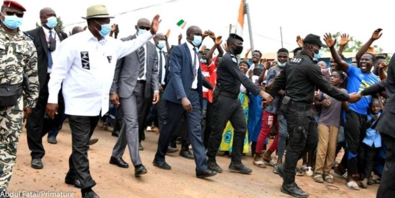 Alassane Ouattara, le Chef de l’État saluant les populations de Sinfra. (DR)