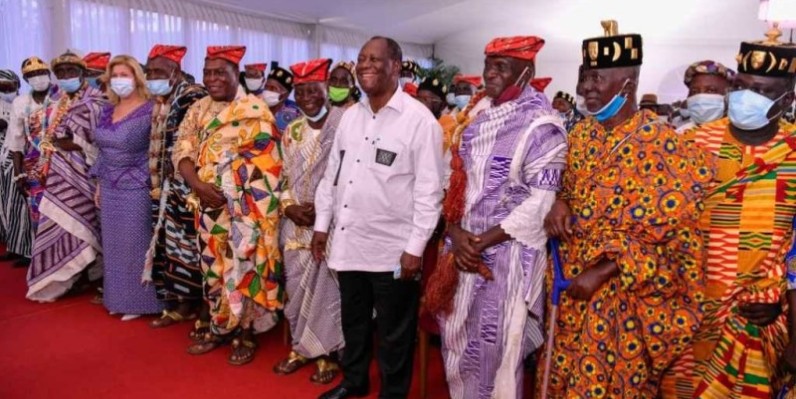 Le Président Alassane Ouattara en compagnie des chefs traditionnels. (DR)