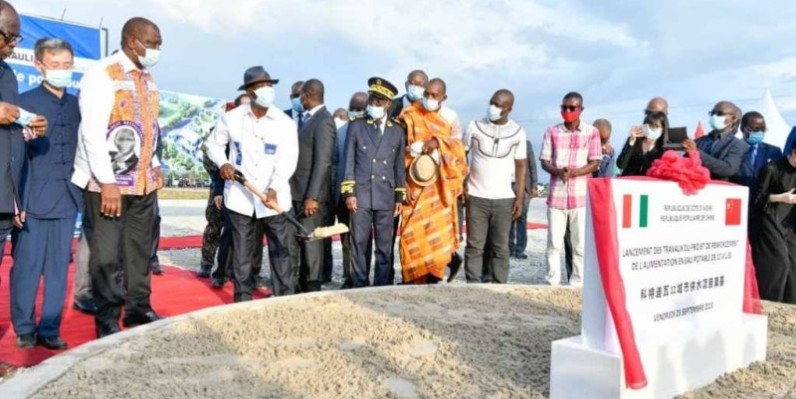 Alassane Ouattara lançant les travaux d'adduction d'eau potable de douze villes. (DR)
