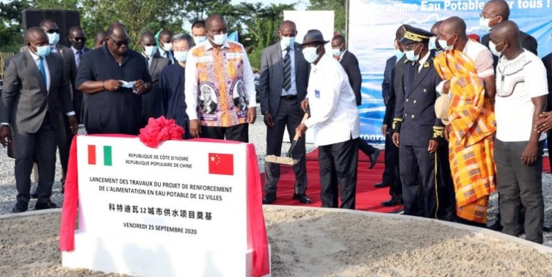 Le Président Ouattara a procédé au lancement du projet de renforcement de l’alimentation en eau potable de 12 villes de la Côte d’Ivoire en présence des membres du gouvernement et de l’ambassadeur de Chine, Wan Li. (DR)