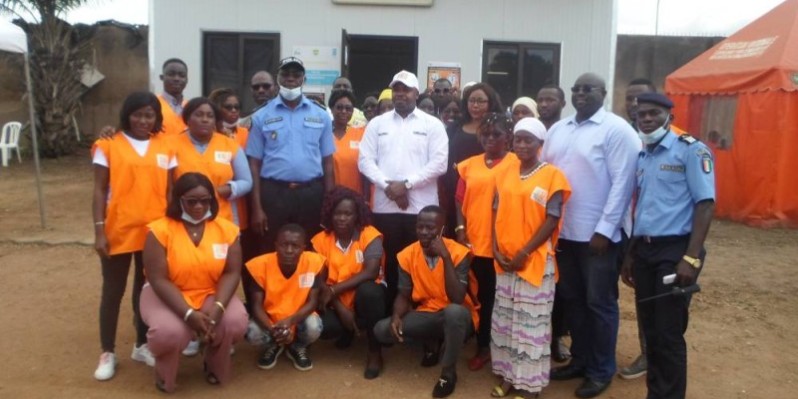 Sitionni Gnénin Kafana, directeur général de l'Oneci (casquette blanche), en compagnie du préfet de police et des agents de l'Oneci déployés à la préfecture de police. (Charles Kazoni)