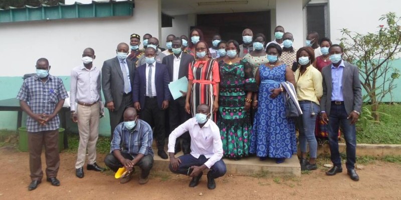La photo de famille après la cérémonie de présentation de l'application intelligente pour lutter contre la maladie du manioc. (Charles Kazoni)