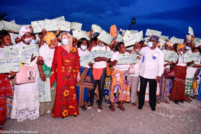 La Première dame Dominique Ouattara aux côtés des femmes de la Marahoué. (DR)