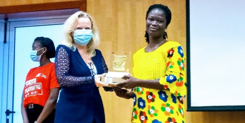 Emeline Péhé Amangoua (à droite) recevant son prix des mains de Anne Lemaistre, représentante résidente de l’Unesco en Côte d’Ivoire (DR).