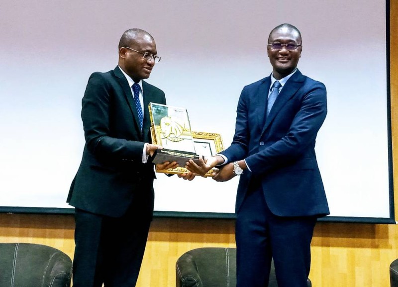 Moussa Sanogo (à droite) ministre du Budget et du Portefeuille de l'Etat, a réceptionné le prix adjugé à son département. (DR)