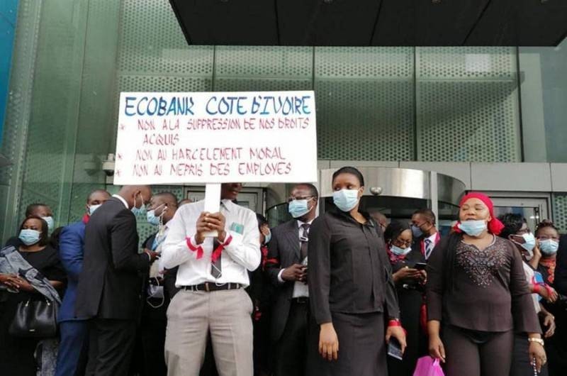 Des travailleurs d'Ecobank manifestant devant la banque. (DR)